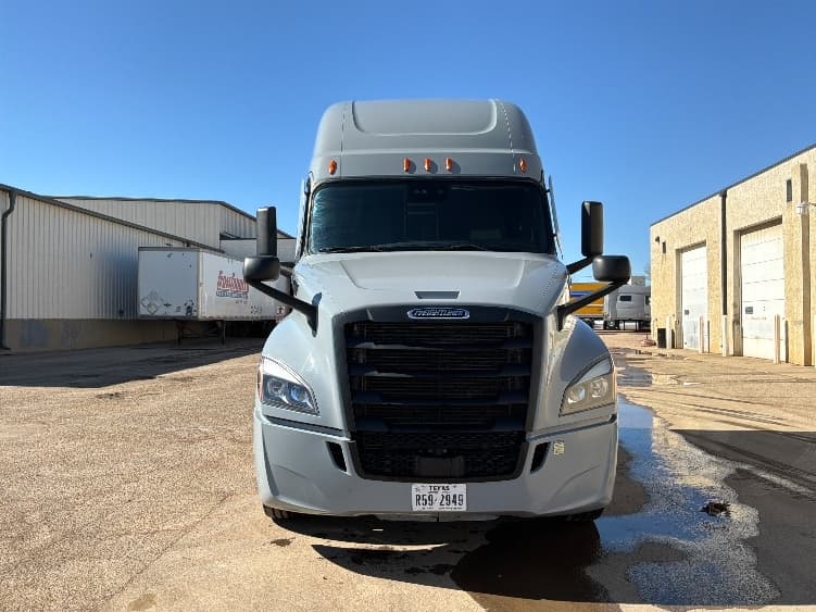 2022 Freightliner Cascadia — photo 2
