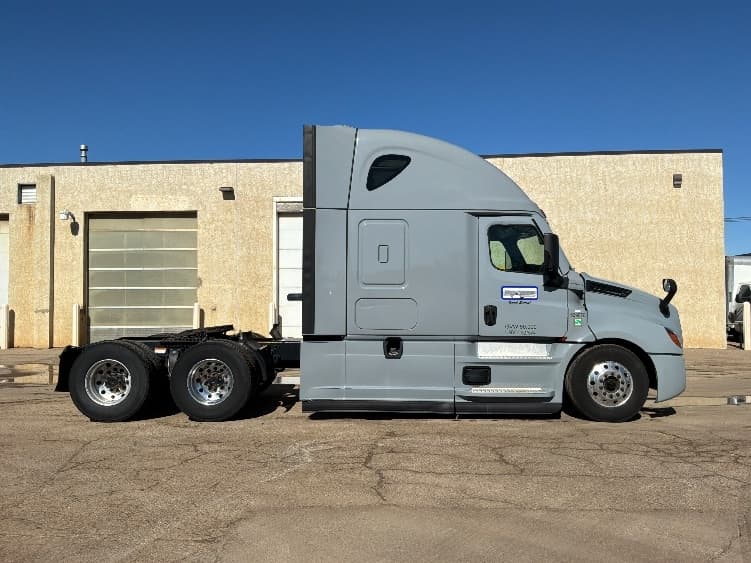 2022 Freightliner Cascadia — photo 8