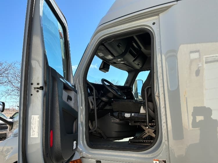 2022 Freightliner Cascadia — photo 9