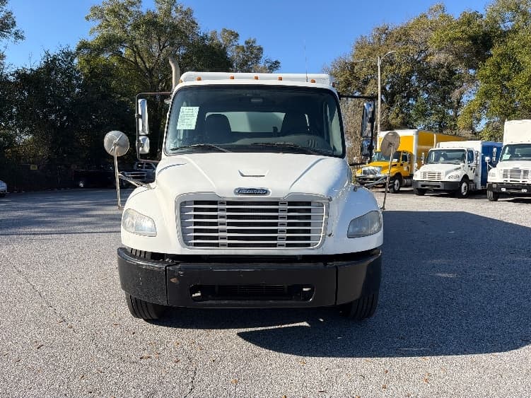 2014 Freightliner M2 106 — photo 2