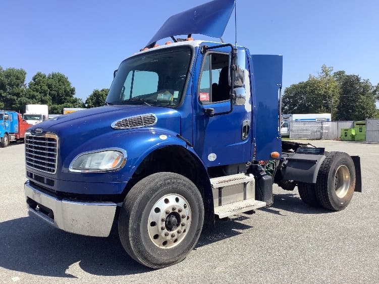 2016 Freightliner M2 106 — photo 3