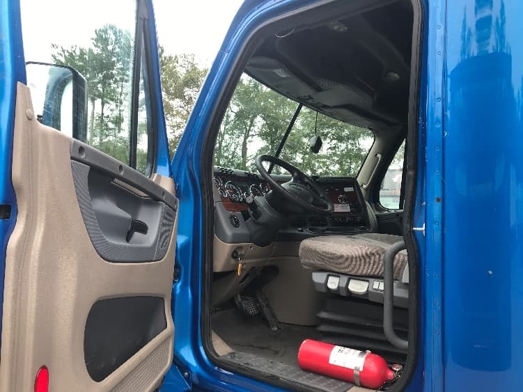 2017 Freightliner Cascadia — photo 9