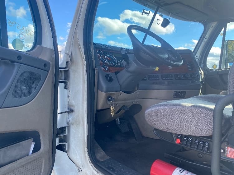 2017 Freightliner Cascadia — photo 9