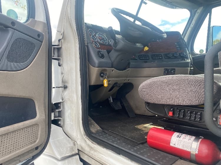 2017 Freightliner Cascadia — photo 9