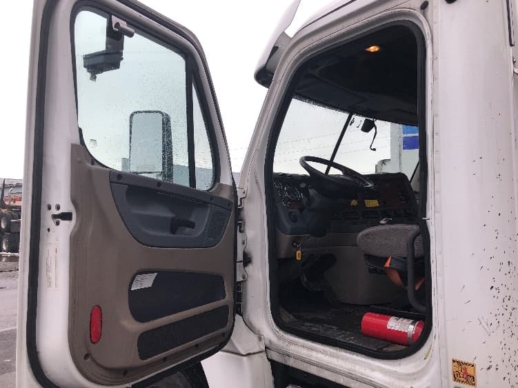 2018 Freightliner Cascadia — photo 9