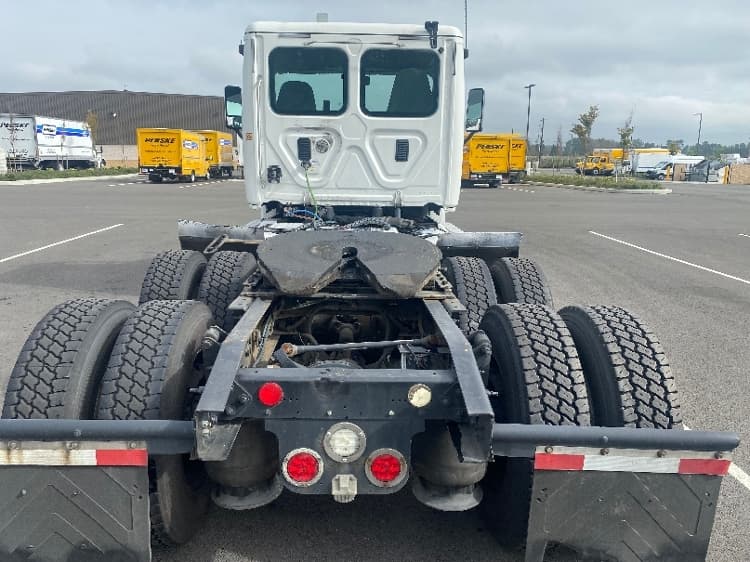 2016 Freightliner Cascadia — photo 8