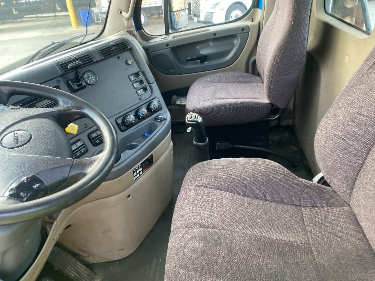 2017 Freightliner Cascadia — photo 10