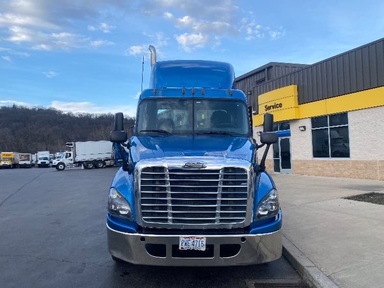 2017 Freightliner Cascadia — photo 2