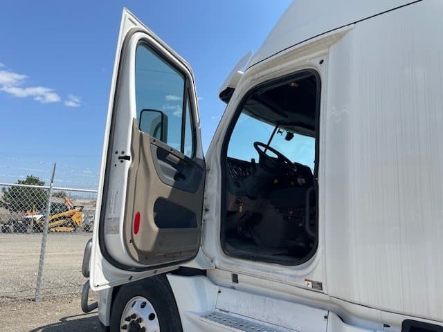 2017 Freightliner Cascadia — photo 8