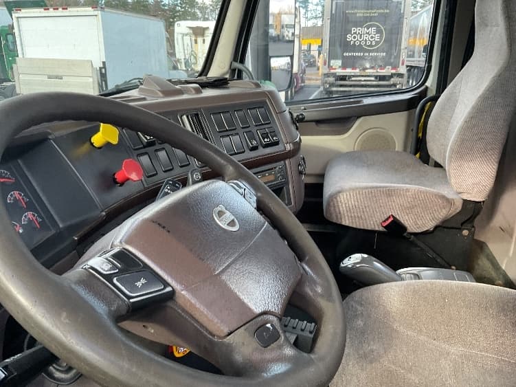 2015 Volvo VNL 300 — photo 10