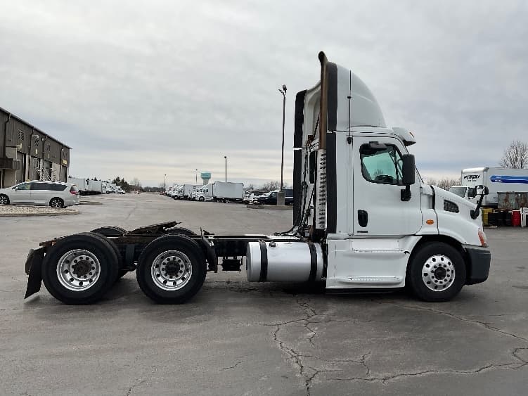 2016 Freightliner Cascadia — photo 8