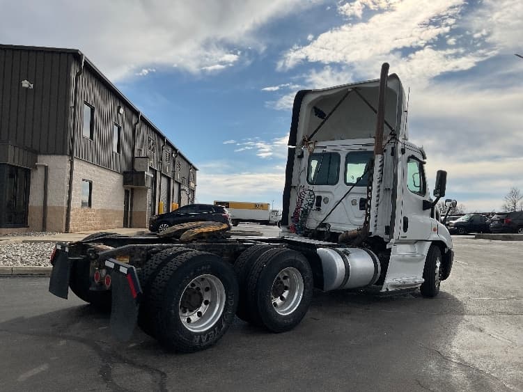 2016 Freightliner Cascadia — photo 7