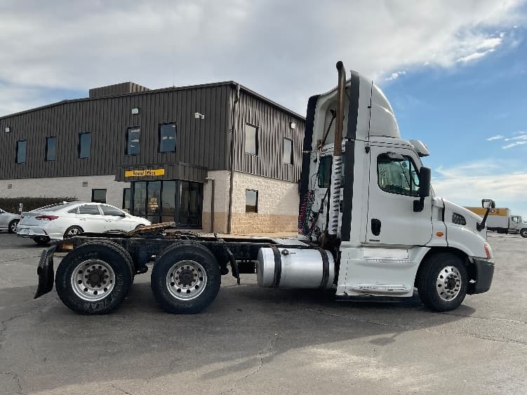 2016 Freightliner Cascadia — photo 8