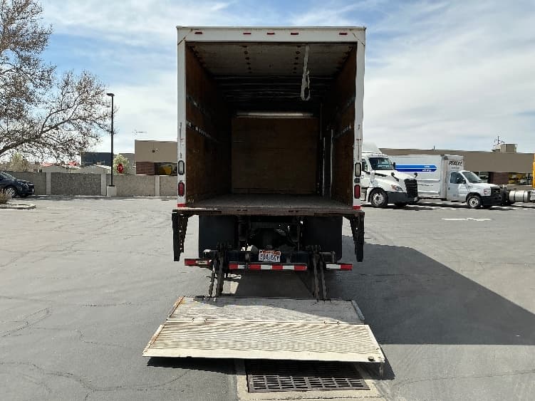 2015 Freightliner M2 106 — photo 9