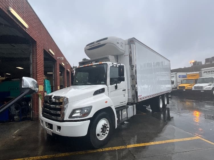 2017 Hino 338 — photo 3