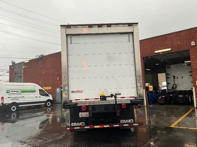 2017 Hino 338 — photo 7