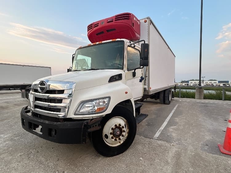 2011 Hino 338 — photo 3