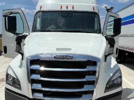 2020 Freightliner Cascadia — photo 7