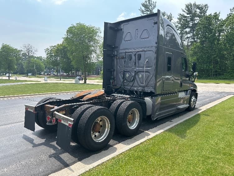 2017 Freightliner Cascadia — photo 7