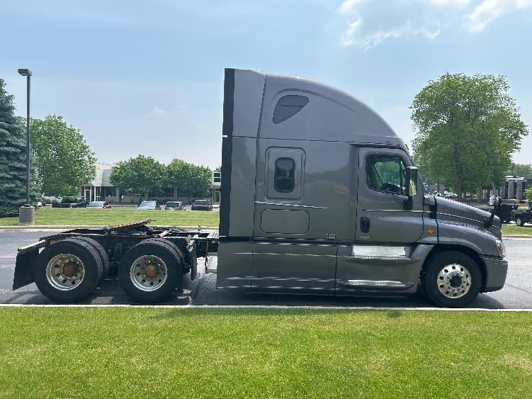 2017 Freightliner Cascadia — photo 8