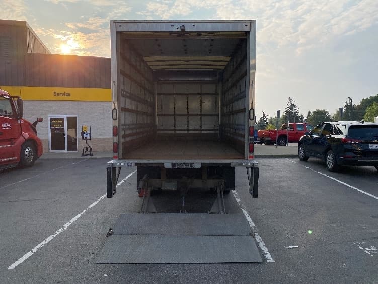 2016 Isuzu NPR — photo 9