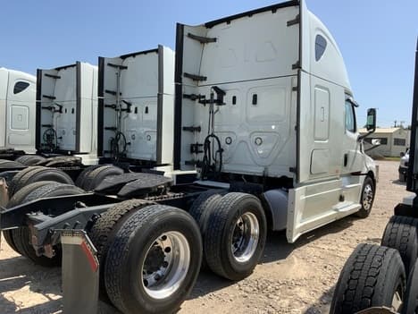 2020 Freightliner Cascadia — photo 6