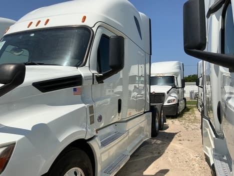 2020 Freightliner Cascadia — photo 7