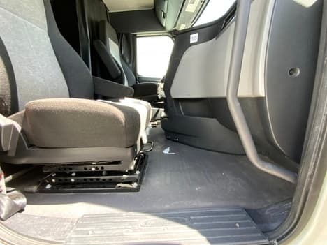 2020 Freightliner Cascadia — photo 9