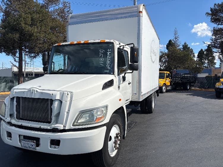 2013 Hino 268 — photo 3