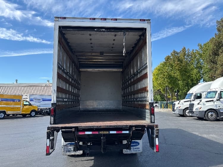 2013 Hino 268 — photo 8