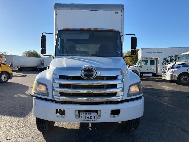 2016 Hino 268 — photo 2