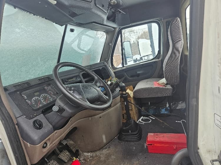 2012 Freightliner Cascadia — photo 10