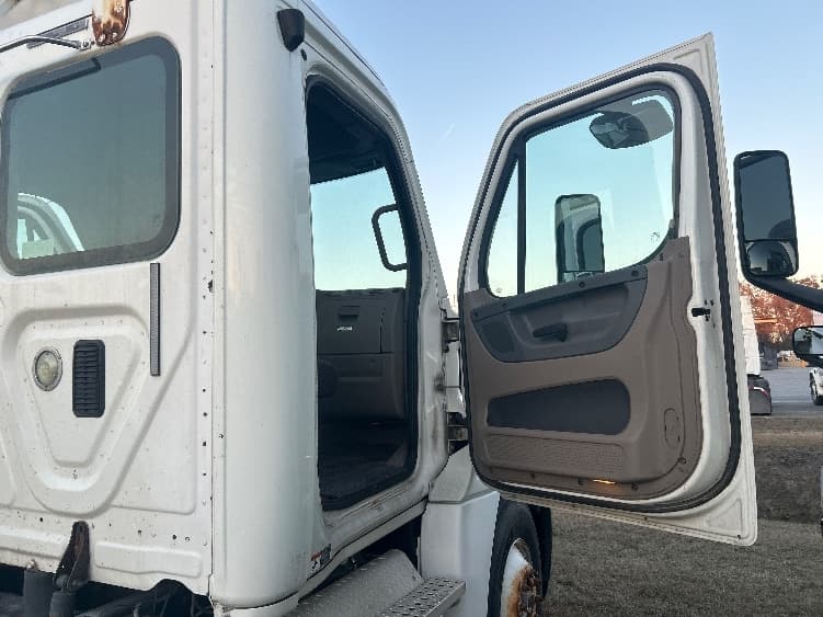 2012 Freightliner Cascadia — photo 10