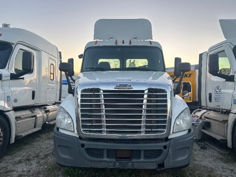 2012 Freightliner Cascadia — photo 2