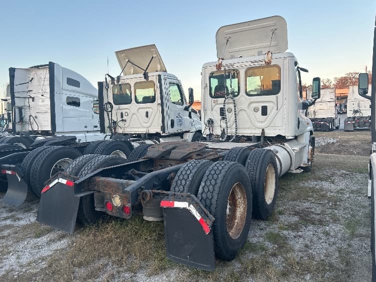 2012 Freightliner Cascadia — photo 6