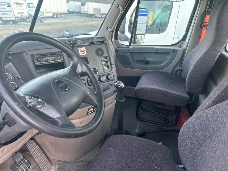 2012 Freightliner Cascadia — photo 8