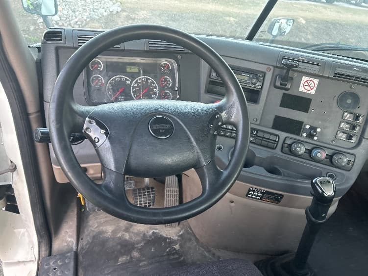 2012 Freightliner Cascadia — photo 9