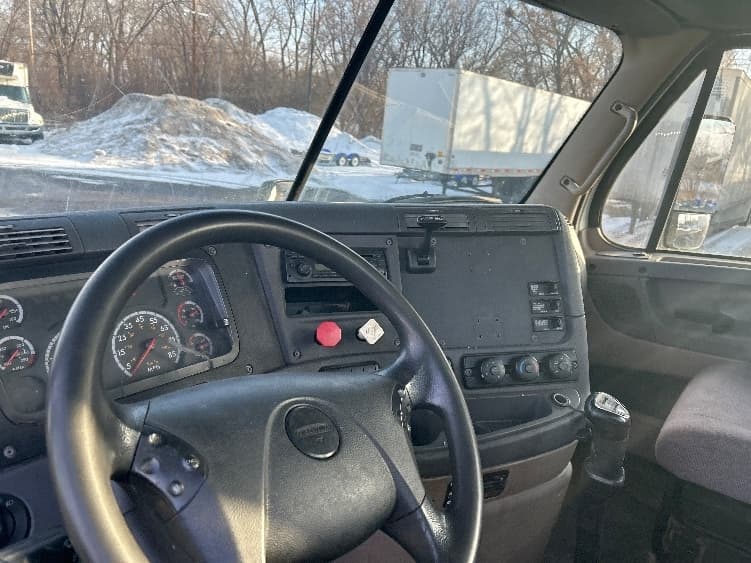 2012 Freightliner Cascadia — photo 10