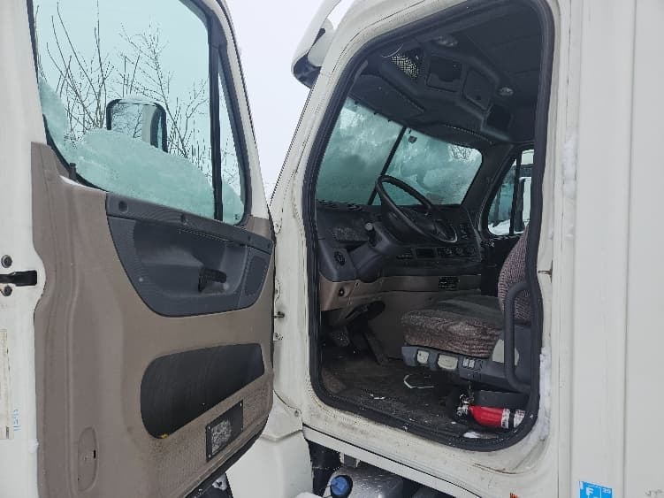 2013 Freightliner Cascadia — photo 9