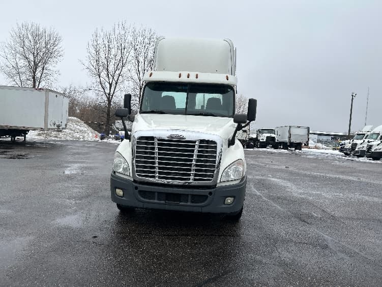 2013 Freightliner Cascadia — photo 2