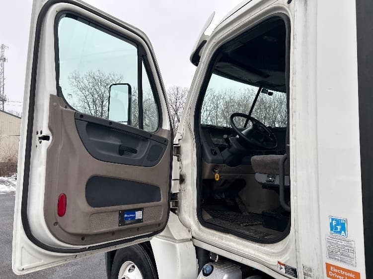 2013 Freightliner Cascadia — photo 9