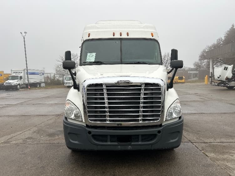 2016 Freightliner Cascadia — photo 2