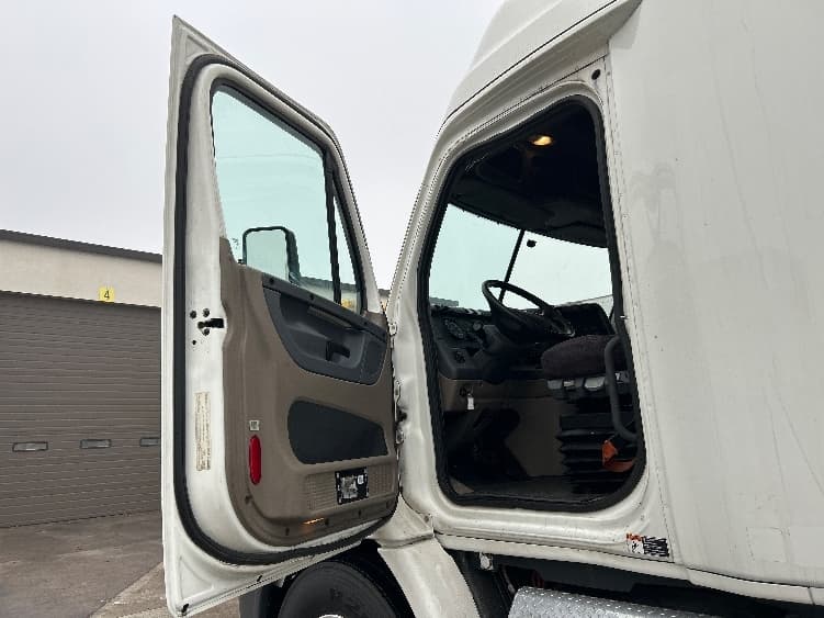 2016 Freightliner Cascadia — photo 9