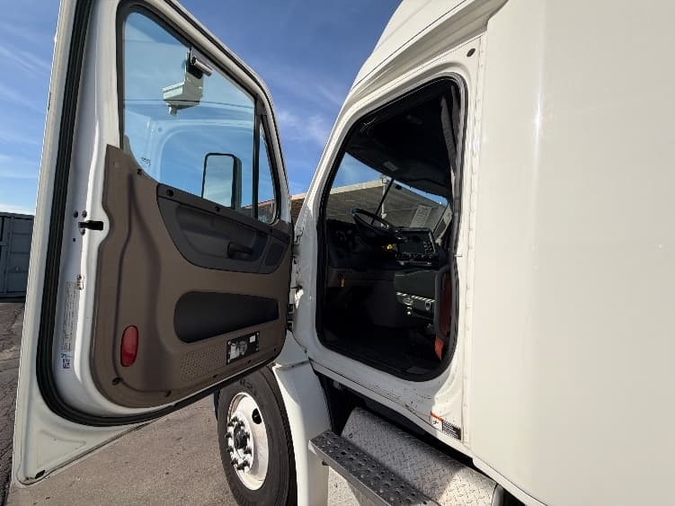 2016 Freightliner Cascadia — photo 9