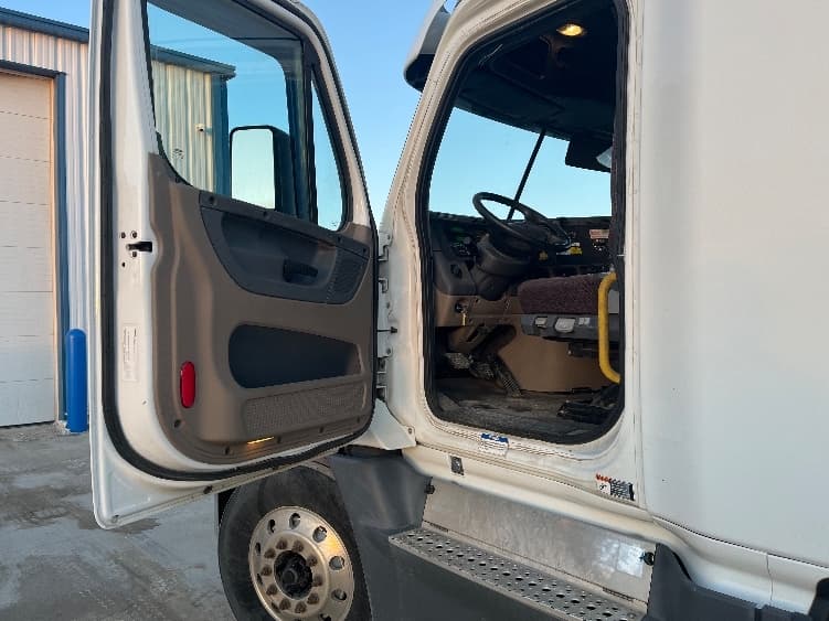 2016 Freightliner Cascadia — photo 9