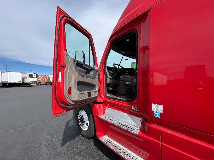 2018 Freightliner Cascadia — photo 9