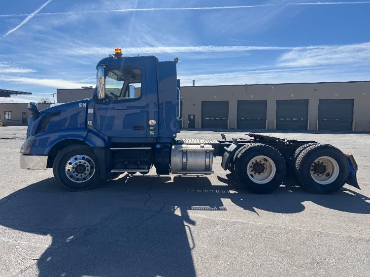 2017 Volvo VNL 300 — photo 4