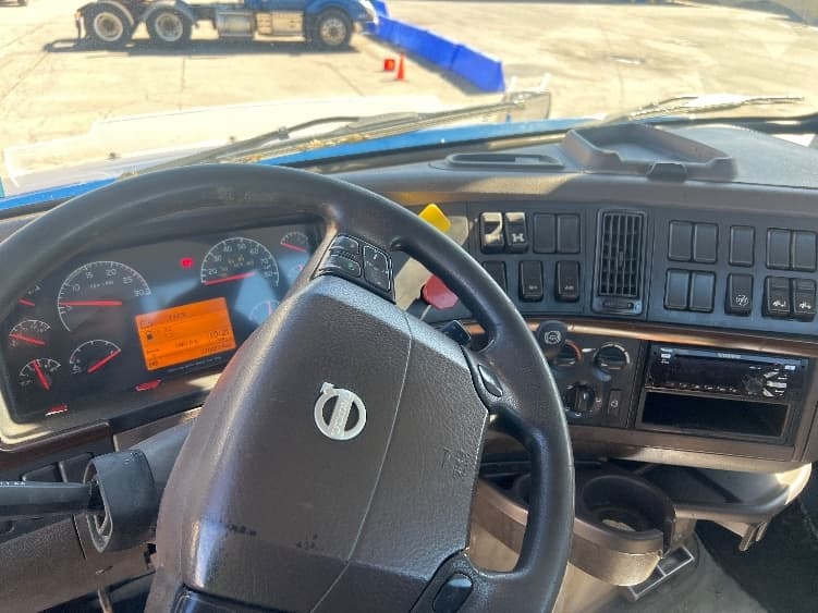 2017 Volvo VNL 300 — photo 8