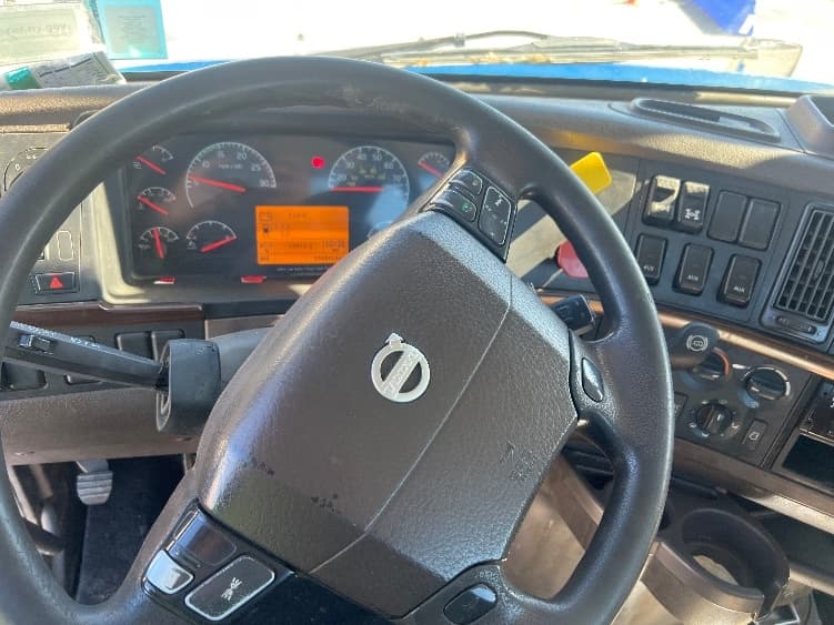 2017 Volvo VNL 300 — photo 9