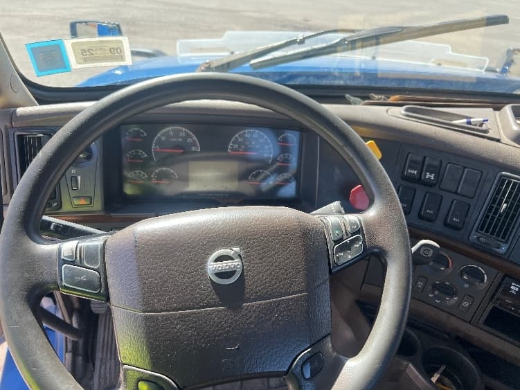 2017 Volvo VNL 300 — photo 9